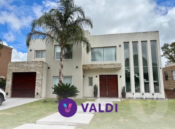 Casa · 310m² · 4 Dormitorios · 1 Cochera