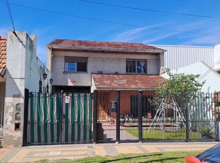 Casa · 270m² · 6 Ambientes · 4 Cocheras