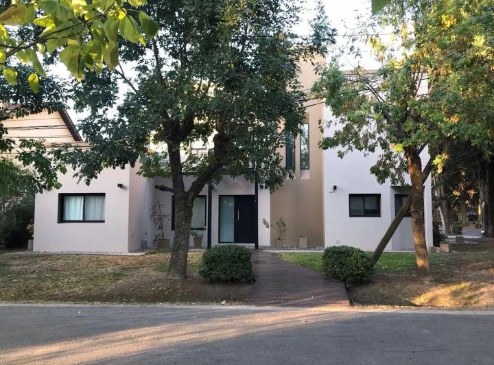 Casa · 170m² · 5 Ambientes · 2 Cocheras