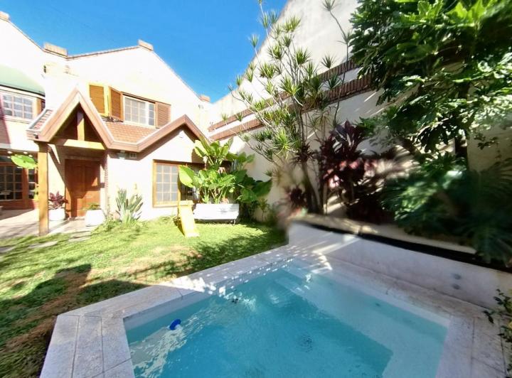 Casa · 180m² · 5 Ambientes · 4 Cocheras