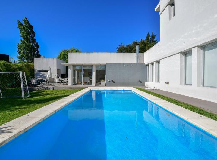 Casa · 250m² · 6 Ambientes · 2 Cocheras