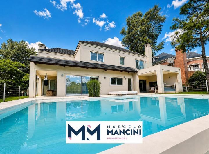 Casa · 335m² · 6 Ambientes · 2 Cocheras