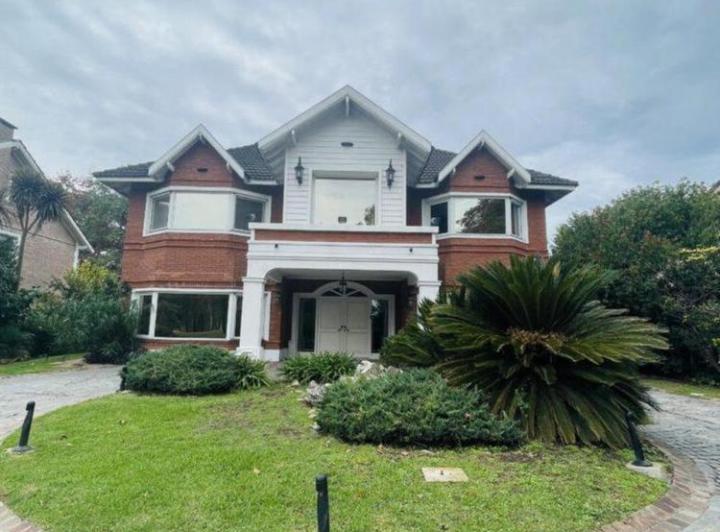 Casa · 330m² · 5 Ambientes · 1 Cochera