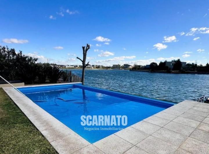 Casa · 237m² · 6 Ambientes · 2 Cocheras