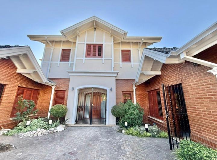 Casa · 438m² · 7 Ambientes · 5 Cocheras