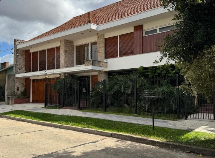 Casa · 550m² · 6 Ambientes · 6 Cocheras