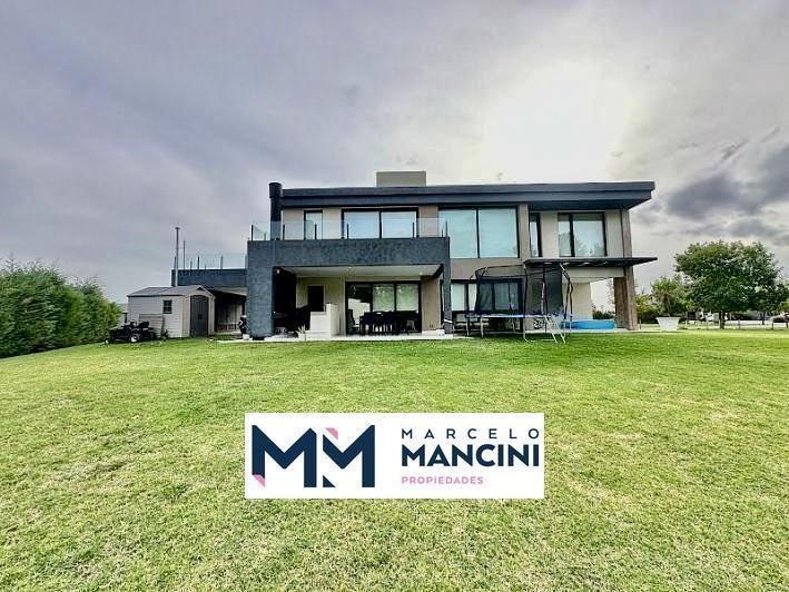 Casa · 254m² · 5 Ambientes · 4 Cocheras