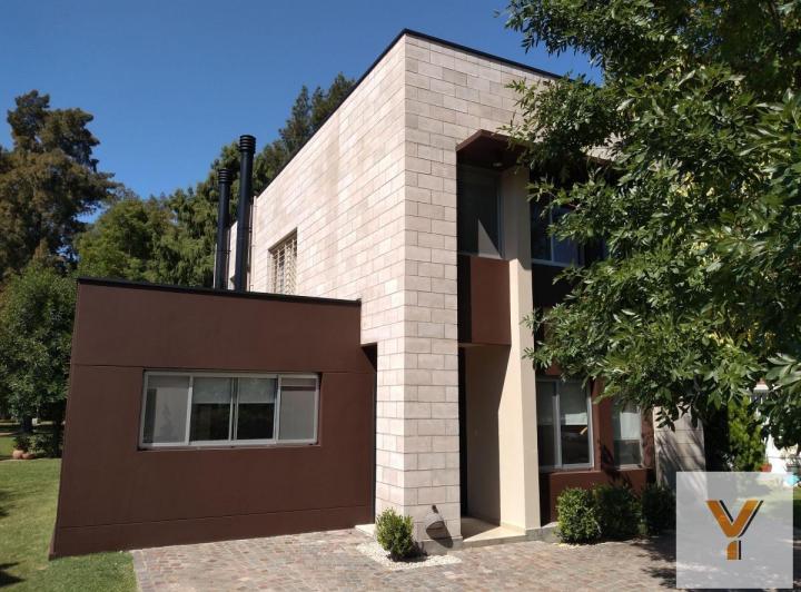 Casa · 200m² · 6 Ambientes · 2 Cocheras