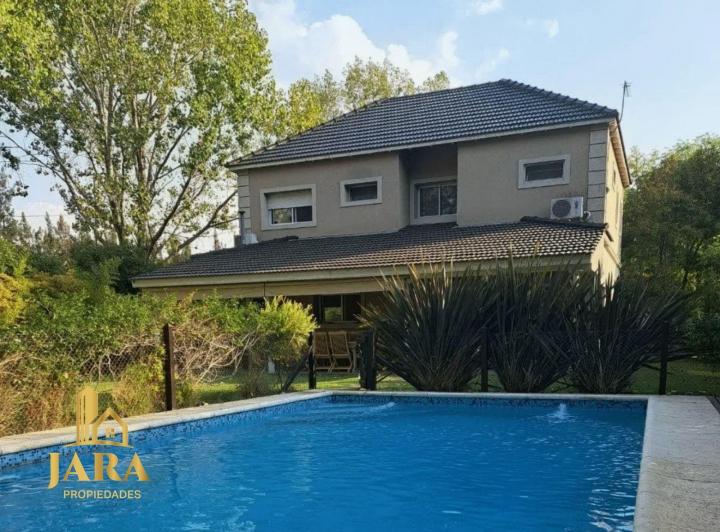 Casa · 205m² · 6 Ambientes · 4 Cocheras