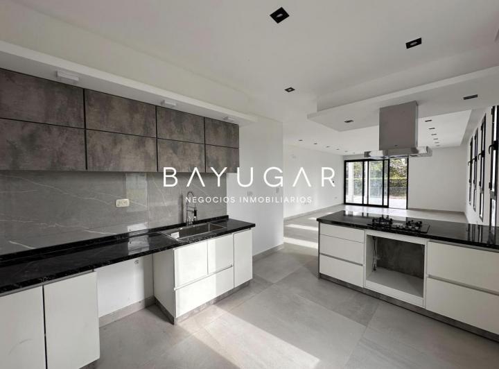 Casa · 210m² · 5 Ambientes · 6 Cocheras
