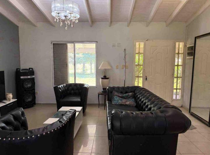 Casa · 300m² · 5 Ambientes · 1 Cochera