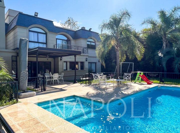 Casa · 330m² · 7 Ambientes · 2 Cocheras