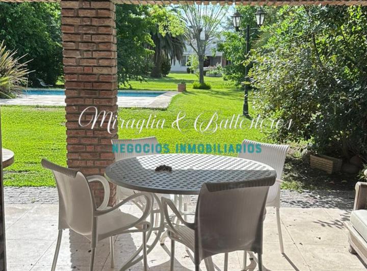 Casa · 1m² · 6 Ambientes · 1 Cochera