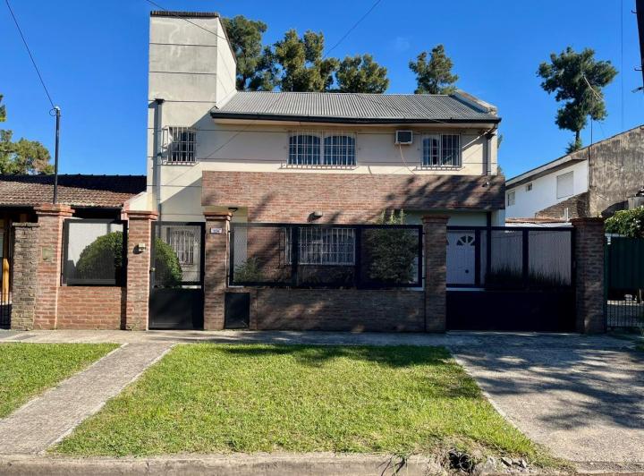 Casa · 213m² · 5 Ambientes · 1 Cochera