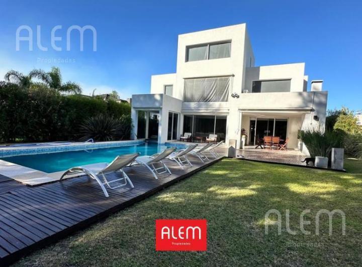 Casa · 336m² · 5 Ambientes · 2 Cocheras