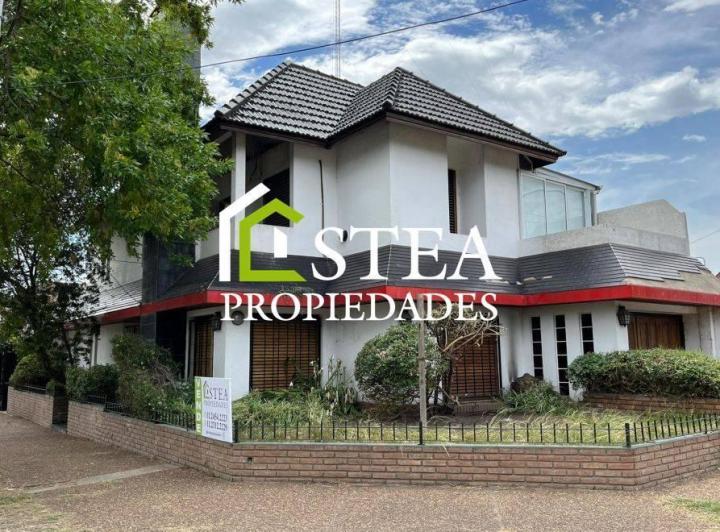Casa · 180m² · 5 Ambientes · 2 Cocheras