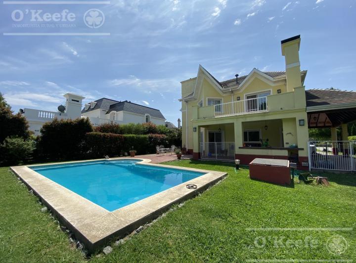 Casa · 258m² · 5 Ambientes · 1 Cochera