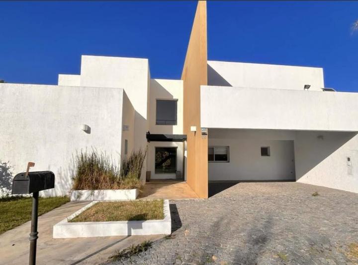Casa · 300m² · 8 Ambientes · 2 Cocheras