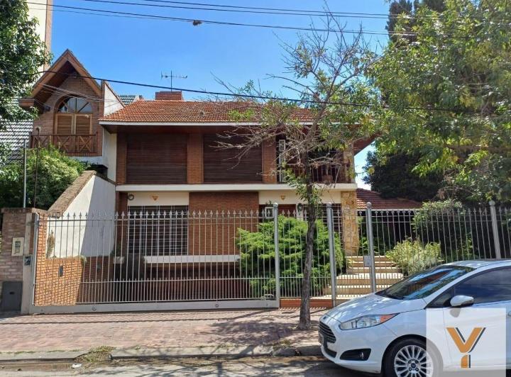 Casa · 378m² · 6 Ambientes · 1 Cochera