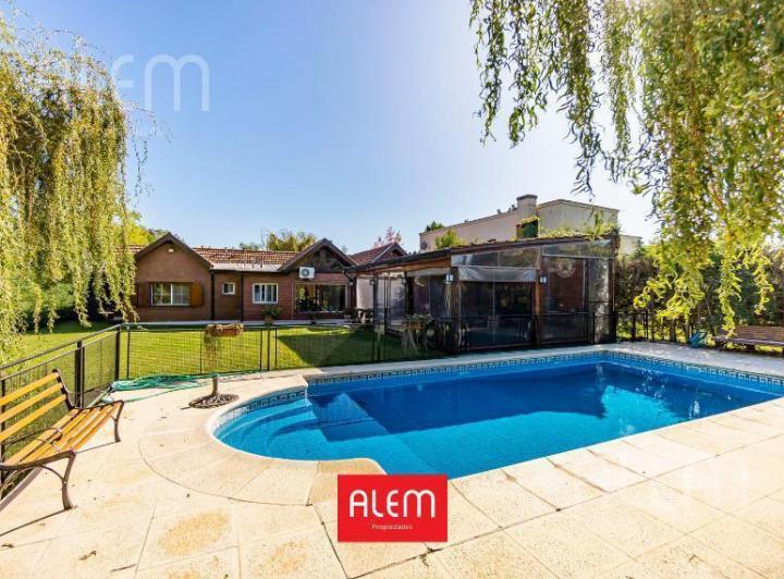 Casa · 122m² · 5 Ambientes · 2 Cocheras
