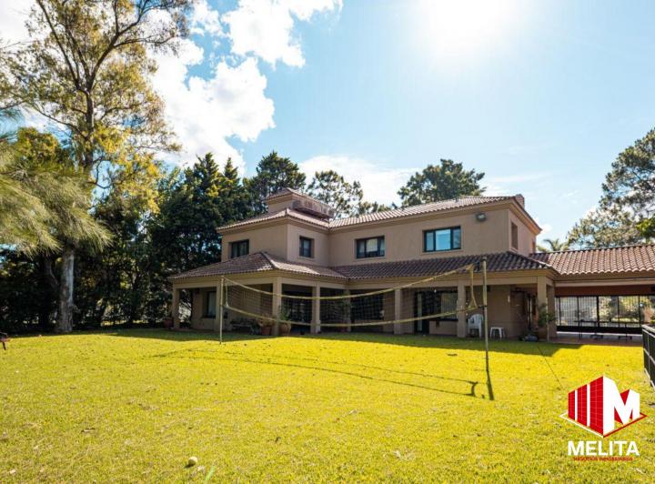 Casa · 590m² · 6 Ambientes · 1 Cochera
