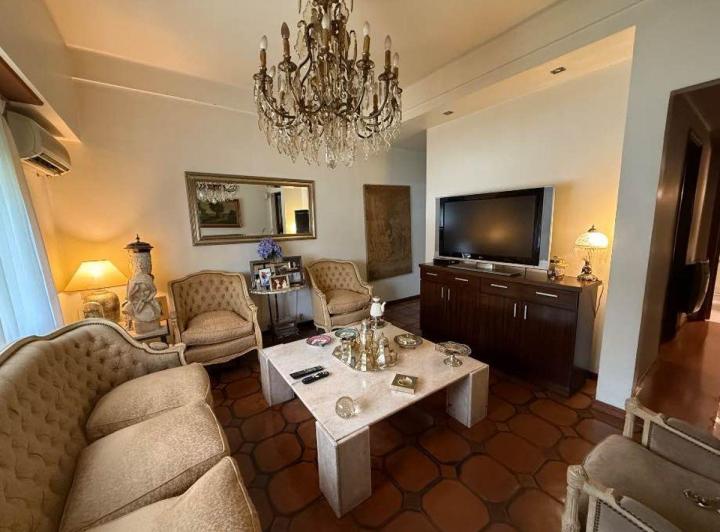 Casa · 230m² · 5 Ambientes · 1 Cochera