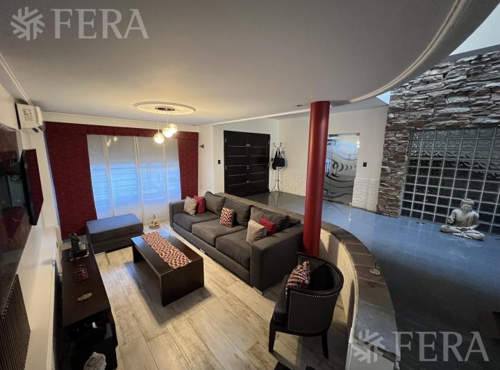 Casa · 368m² · 5 Ambientes · 2 Cocheras