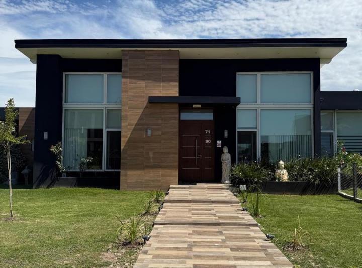 Casa · 290m² · 6 Ambientes · 3 Cocheras