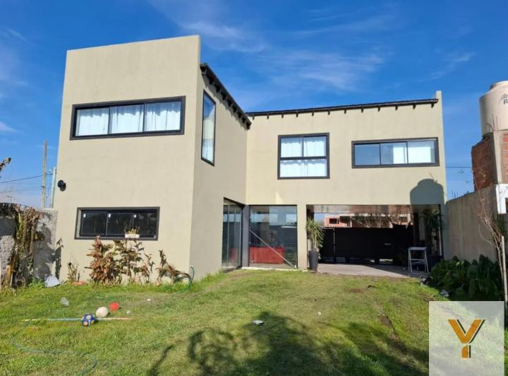 Casa · 210m² · 6 Ambientes