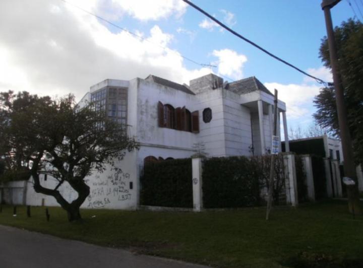 Casa · 890m² · 4 Dormitorios