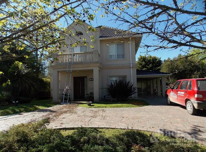 Casa · 250m² · 8 Ambientes · 1 Cochera