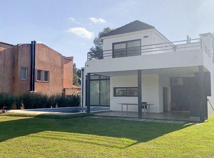 Casa · 232m² · 6 Ambientes · 1 Cochera