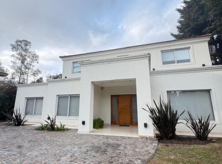 Casa · 220m² · 6 Ambientes · 2 Cocheras