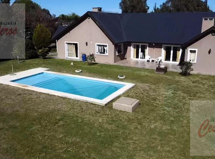 Casa · 300m² · 7 Ambientes · 2 Cocheras