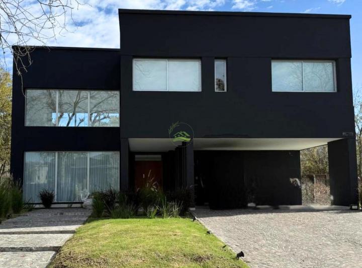 Casa · 250m² · 5 Ambientes · 2 Cocheras