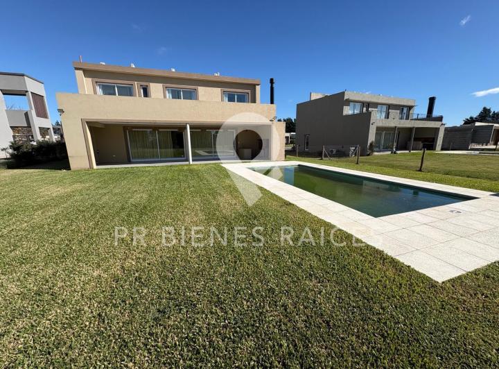 Casa · 180m² · 5 Ambientes · 2 Cocheras