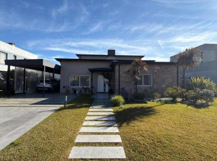 Casa · 230m² · 5 Ambientes · 2 Cocheras