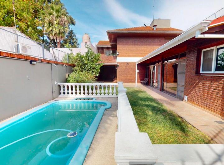 Casa · 200m² · 5 Ambientes · 3 Cocheras