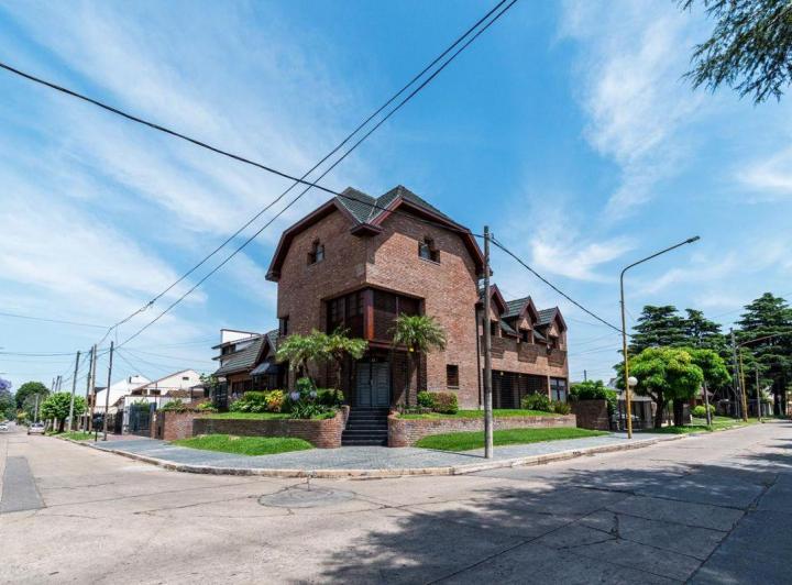 Casa · 500m² · 6 Ambientes · 2 Cocheras