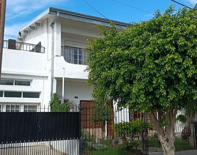 Casa · 250m² · 6 Ambientes · 3 Cocheras