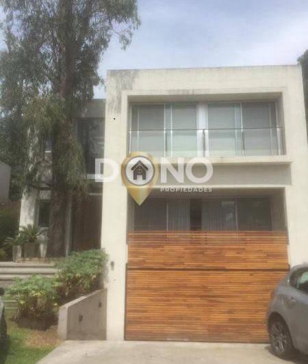 Casa · 300m² · 5 Ambientes · 6 Cocheras