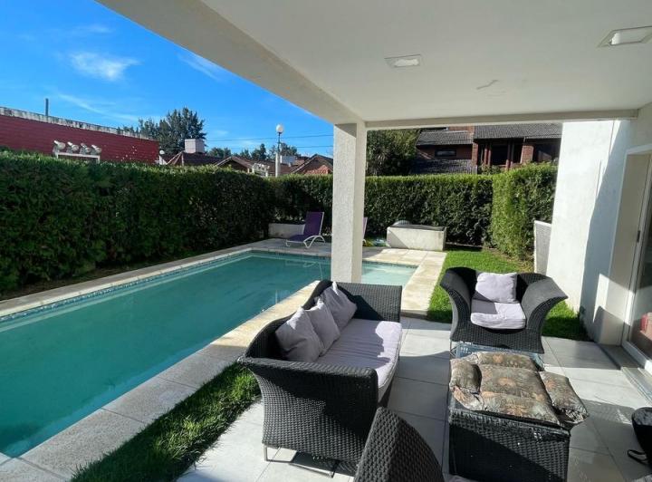 Casa · 180m² · 5 Ambientes · 2 Cocheras