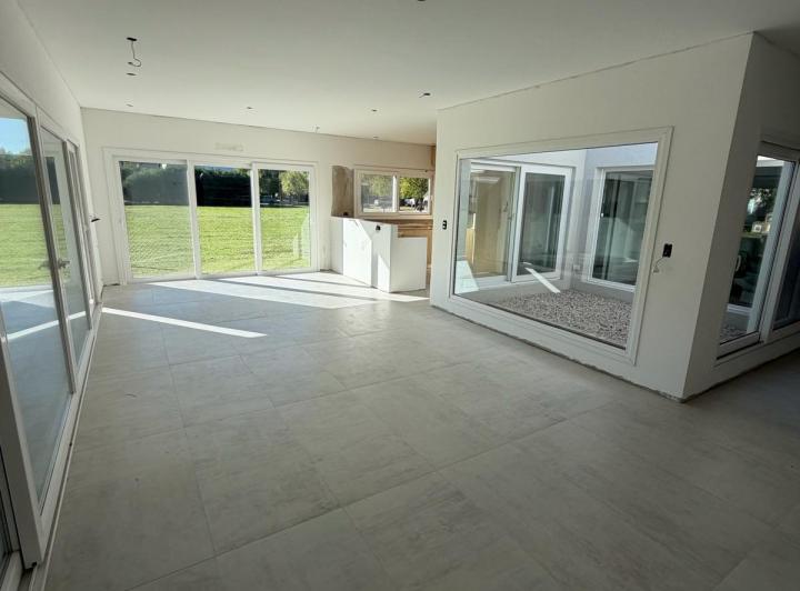 Casa · 260m² · 4 Ambientes · 1 Cochera