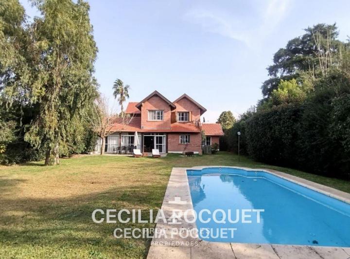 Casa · 254m² · 7 Ambientes · 1 Cochera