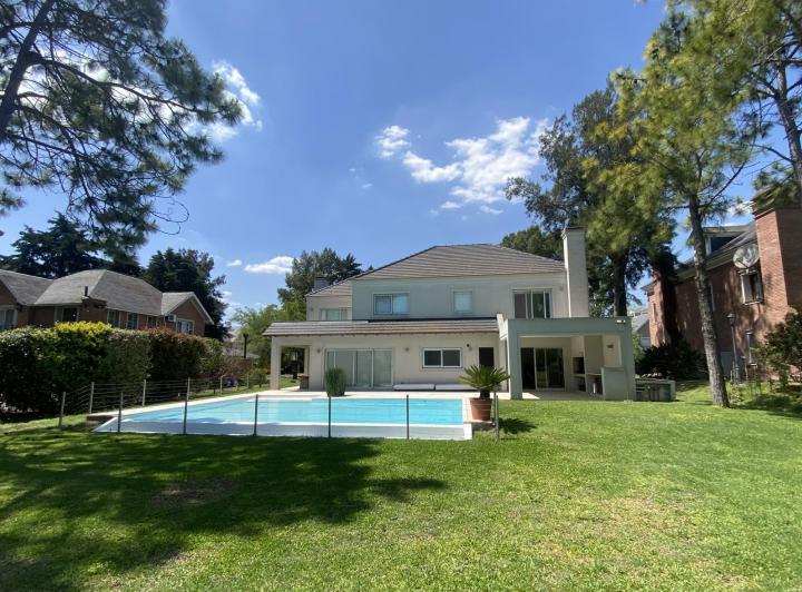 Casa · 330m² · 6 Ambientes · 2 Cocheras
