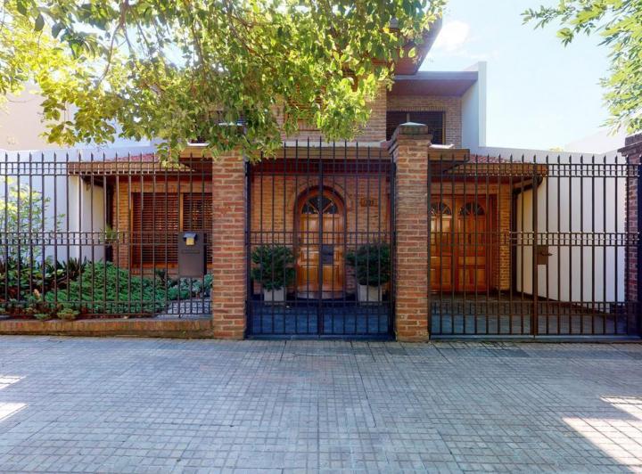 Casa · 306m² · 6 Ambientes · 3 Cocheras