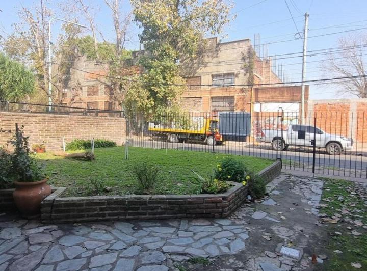 Casa · 180m² · 5 Ambientes · 6 Cocheras