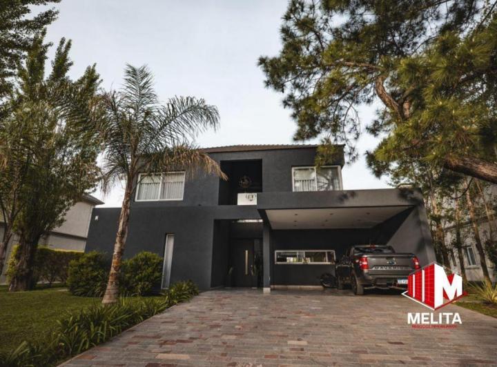 Casa · 340m² · 5 Ambientes · 2 Cocheras