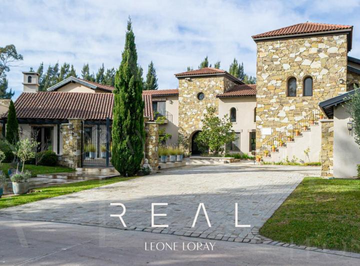 Casa · 882m² · 10 Ambientes · 3 Cocheras