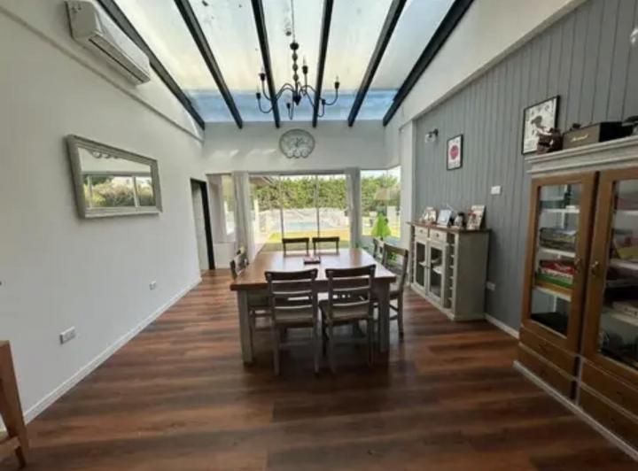 Casa · 250m² · 7 Ambientes · 4 Cocheras